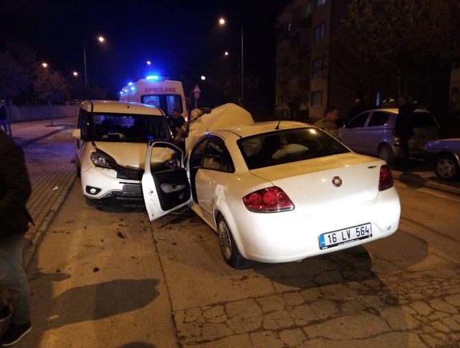 Acil Servis Önünde İki Araç Kafa Kafaya Çarpıştı: 6 Yaralı