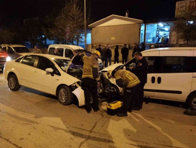 Acil Servis Önünde İki Araç Kafa Kafaya Çarpıştı: 6 Yaralı