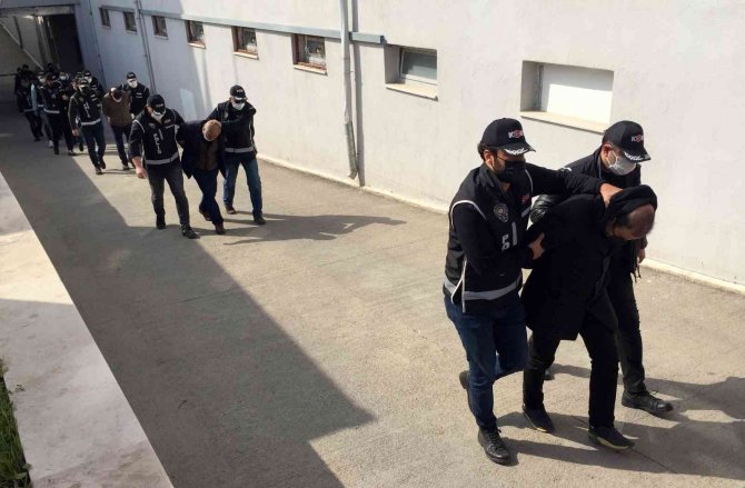 7 İlde Silah Kaçakçılığı Yapan 9 Zanlı Adliyeye Sevk Edildi