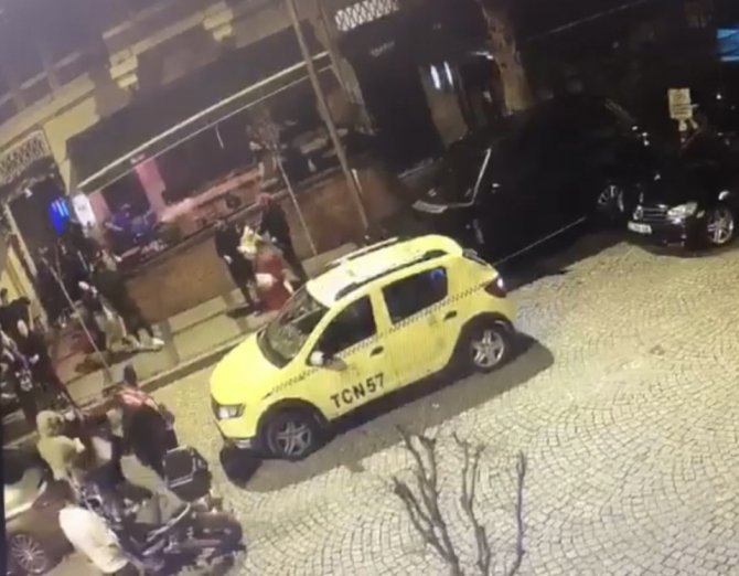İ̇stanbul’da Silahlı Kavga Kamerada: Eğlence Mekanının Önünde Havaya Ateş Açtı