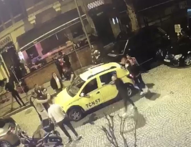 İ̇stanbul’da Silahlı Kavga Kamerada: Eğlence Mekanının Önünde Havaya Ateş Açtı