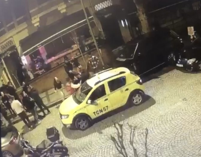 İ̇stanbul’da Silahlı Kavga Kamerada: Eğlence Mekanının Önünde Havaya Ateş Açtı