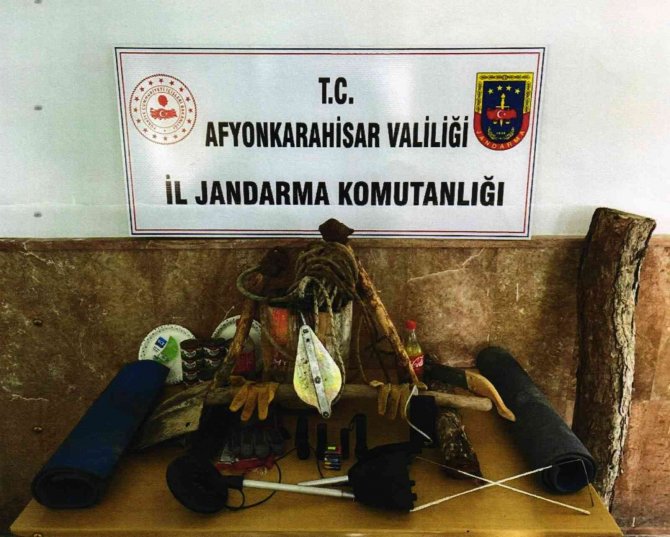 Define Bulmak İçin Kazdıkları 11 Metrelik Çukurda Yakalandılar