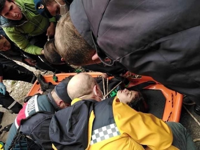 Kemer’de Otomobil Dereye Uçtu: 1’i Ağır, 4 Yaralı