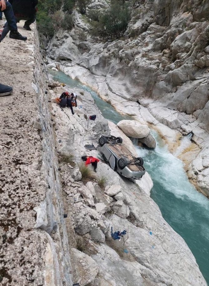 Kemer’de Otomobil Dereye Uçtu: 1’i Ağır, 4 Yaralı