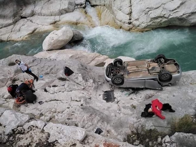 Kemer’de Otomobil Dereye Uçtu: 1’i Ağır, 4 Yaralı