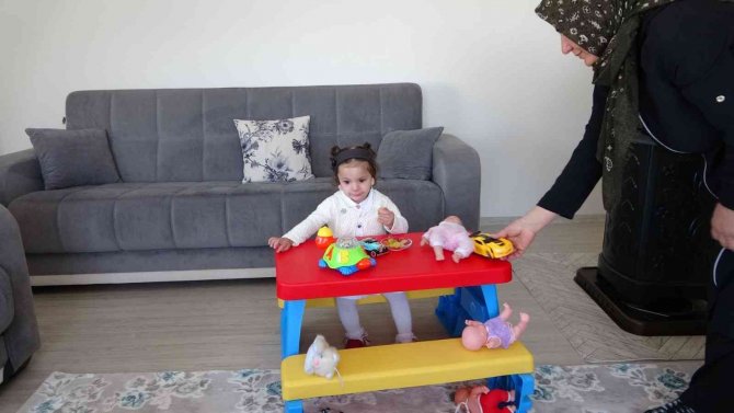 Kulak Kepçesi Olmadan Doğan Minik Zeynep Duyabilmek İstiyor