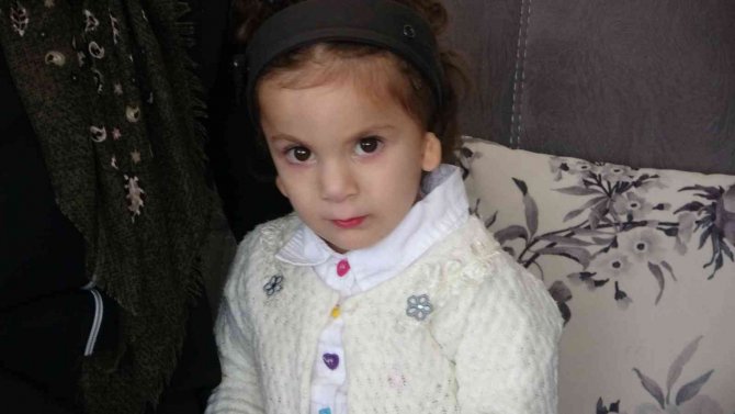 Kulak Kepçesi Olmadan Doğan Minik Zeynep Duyabilmek İstiyor