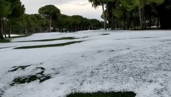 Aniden Bastıran Dolu, Antalya’da Golf Sahalarını Beyaza Bürüdü