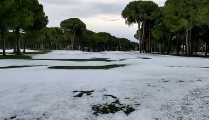 Aniden Bastıran Dolu, Antalya’da Golf Sahalarını Beyaza Bürüdü