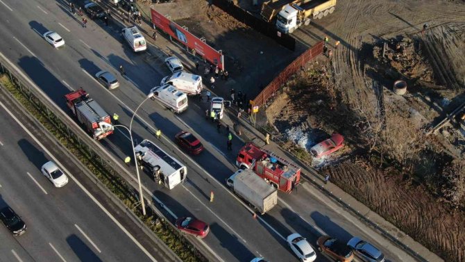 Ataşehir E-5’te Freni Tutmayan Midibüs Ortalığı Savaş Alanı Çevirdi: 3 Yaralı