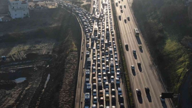 Ataşehir E-5’te Freni Tutmayan Midibüs Ortalığı Savaş Alanı Çevirdi: 3 Yaralı
