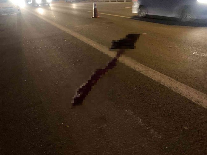 Motosikletli Kurye Emniyet Şeridindeki Araca Çarptı: 1 Ağır Yaralı