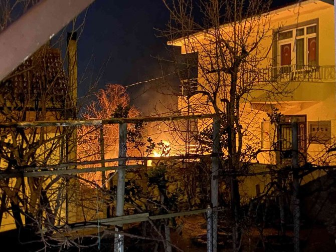 Beykoz’da Panodan Sızan Doğalgaz Alev Aldı