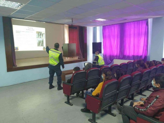 Bingöl’de Trafik Ekipleri Öğrencileri Bilgilendirdi