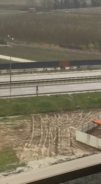 Çevre Yolunda Orta Şeritte Yürüdü, Tehlike Saçtı
