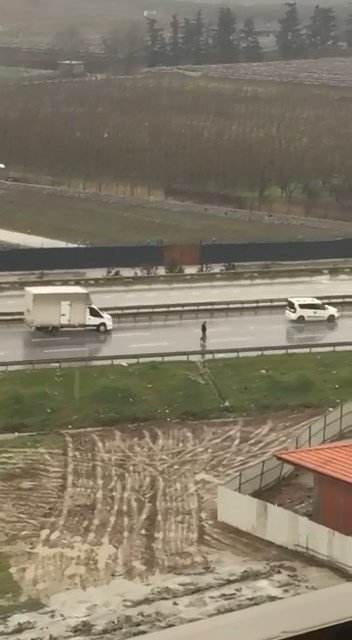 Çevre Yolunda Orta Şeritte Yürüdü, Tehlike Saçtı