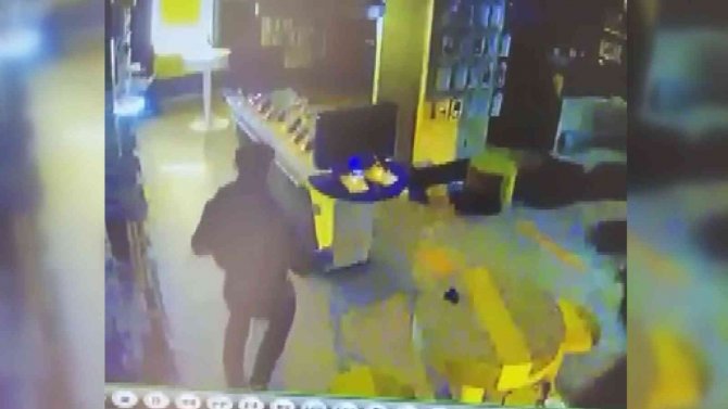 Taşla Camını Kırdığı Telefon Mağazasını 1 Dakikada Böyle Soydu