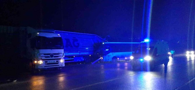 Servis Minibüsü Tıra Çarptı: 1 Yaralı