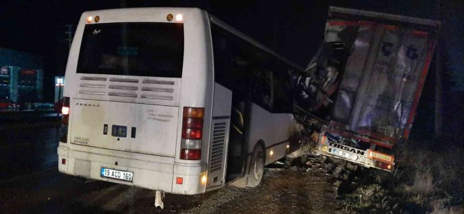 Servis Minibüsü Tıra Çarptı: 1 Yaralı