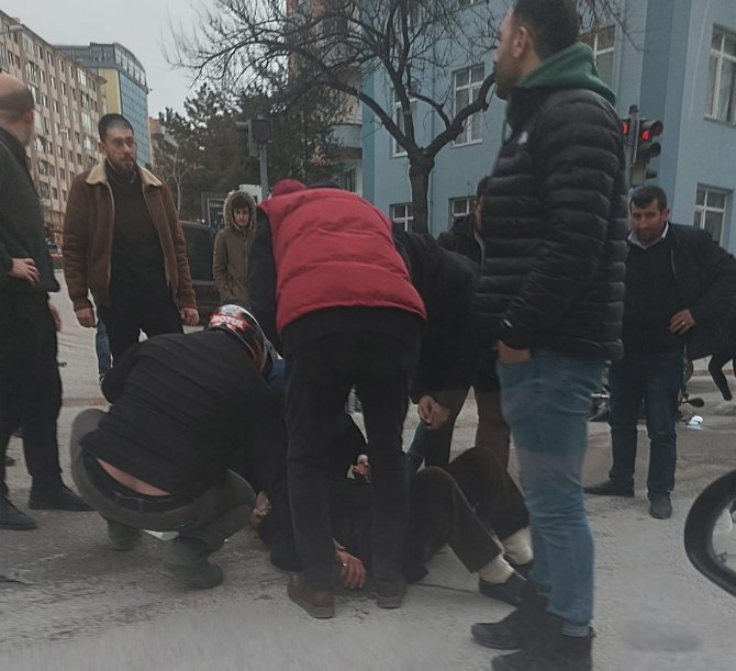 Otomobil İle Motosiklet Çarpıştı: 1 Yaralı