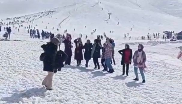 Elazığ Hazarbaba Kayak Merkezinde Vatandaşlar Doyasıya Eğlendi
