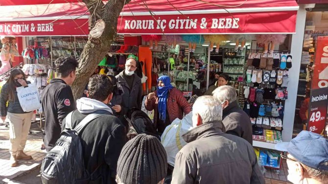 Belediye Çalışanları Ve Kağıt Toplayıcı Kadın Arasında ‘Atık’ Tartışması