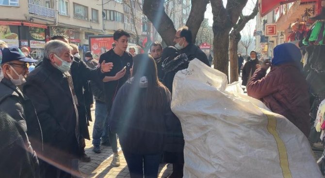 Belediye Çalışanları Ve Kağıt Toplayıcı Kadın Arasında ‘Atık’ Tartışması