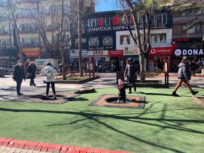 Güneşi Gören Eskişehirliler Parklara Akın Etti