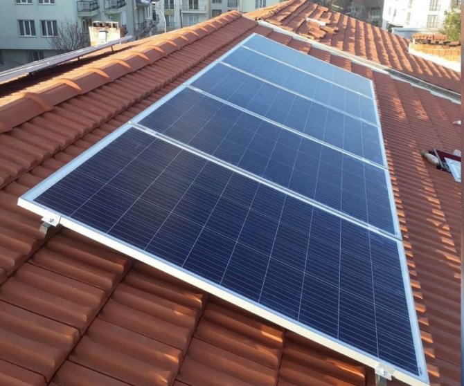 Evinin Elektriğini Kendi Üretiyor