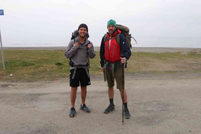 Filipinli Çocuklar İçin Polisliği Bıraktı, Dünyayı Yürüyerek Dolaşıyor