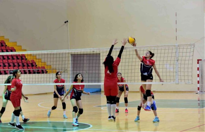 Osmaniye’de Okul Sporları Voleybol Yarı Final Müsabakaları Başladı