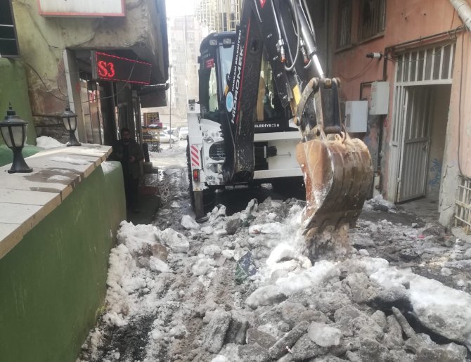 Hakkari Belediyesi Buzla Mücadele Etti