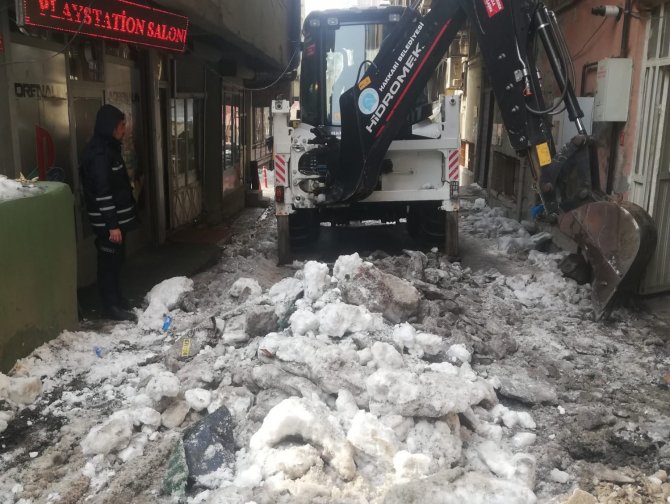 Hakkari Belediyesi Buzla Mücadele Etti