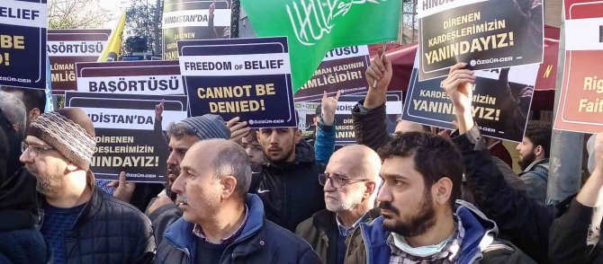 Hindistan’daki Başörtüsü Yasağı İ̇stanbul’da Protesto Edildi