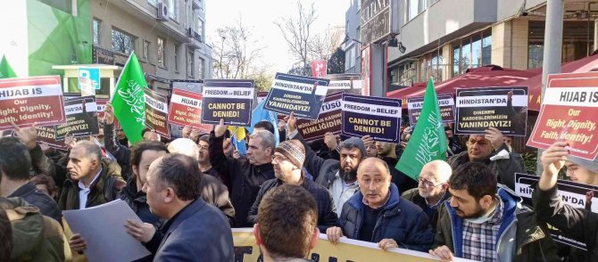 Hindistan’daki Başörtüsü Yasağı İ̇stanbul’da Protesto Edildi
