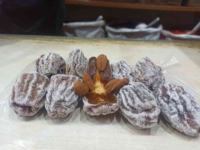 Maraş Hurmasının Kilosu 80 Liradan Satılıyor