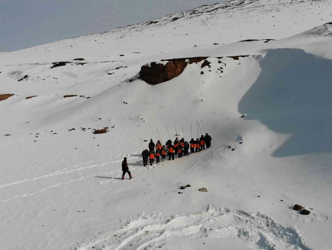 Kars’ta Gerçeği Aratmayan Çığ Tatbikatı