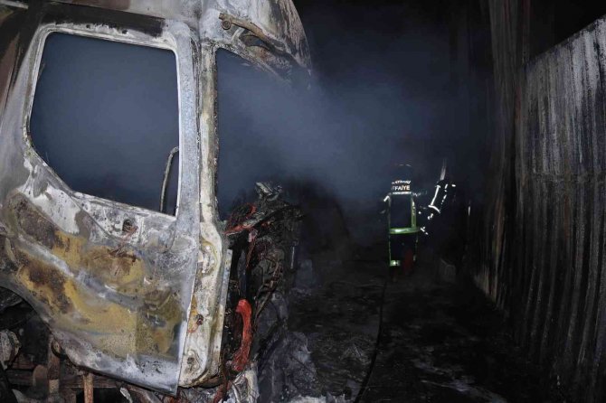 Kayseri’de Yangın Paniği: 10 Dükkan Ve 3 Tır Küle Döndü