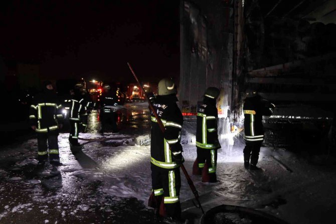 Kayseri’de Yangın Paniği: 10 Dükkan Ve 3 Tır Küle Döndü