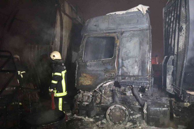 Kayseri’de Yangın Paniği: 10 Dükkan Ve 3 Tır Küle Döndü