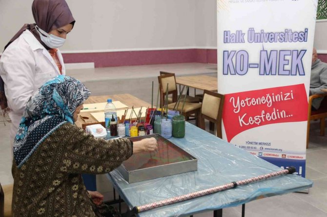 Ebru Sanatı İçin Fırçaları Ellerine Aldılar