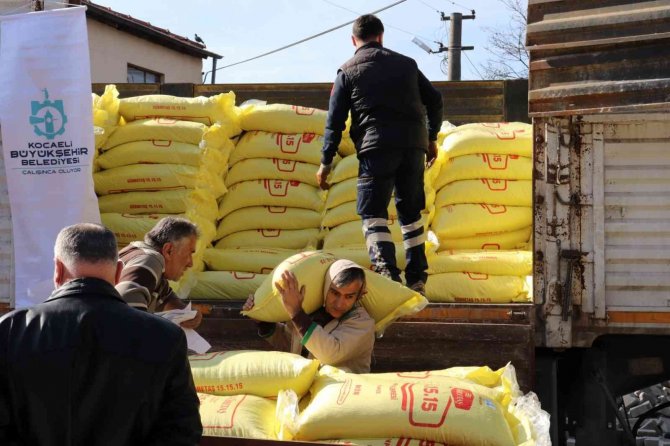 Büyükşehirden 2 Bin Üreticiye Gübre Desteği