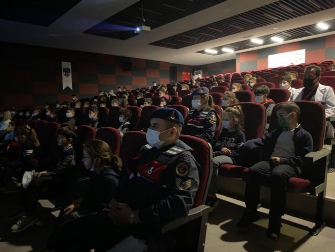 Çocuklar Jandarmayla Birlikte Çizgi Film İzledi