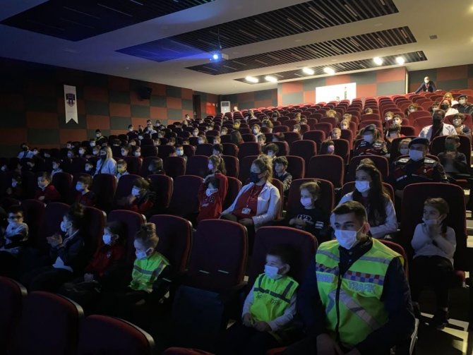 Çocuklar Jandarmayla Birlikte Çizgi Film İzledi