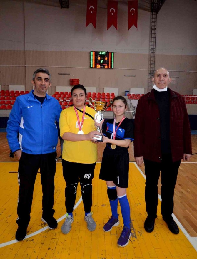 Okullar Arası Küçük Kızlar Hentbol Birinciliği Sona Erdi