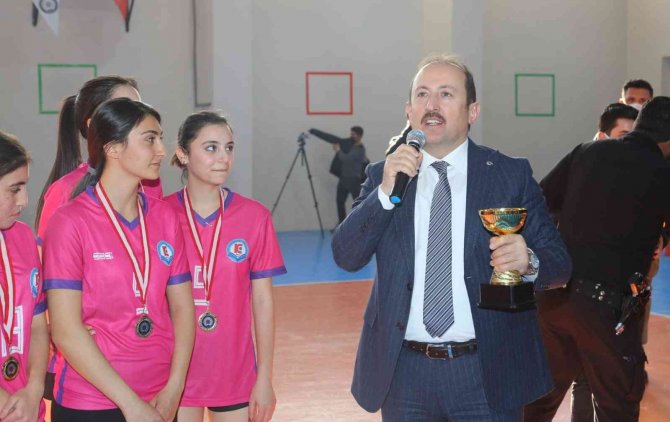 Vali Pehlivan Cizre’de Voleybol Turnuvasının Final Müsabakasını İzledi