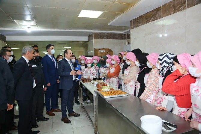 Vali Pehlivan, Cizre’de Pasta Yapımı Ve Sunumu Kursiyerleriyle Bir Araya Geldi