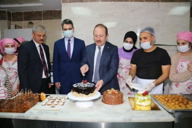 Vali Pehlivan, Cizre’de Pasta Yapımı Ve Sunumu Kursiyerleriyle Bir Araya Geldi