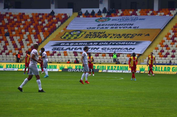 Yeni Malatyasporlu Futbolcular Maça Protesto İle Başladı